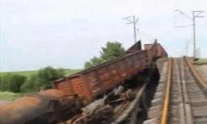 На Луганщині підірвали міст, по якому їхав поїзд