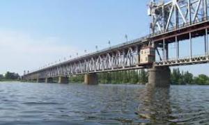 На Полтавщині була спроба підірвати міст через Дніпро: охорона вчасно виявила вибухівку