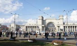 На дніпропетровському вокзалі пасажирів поїздів зустрічають військові з собаками