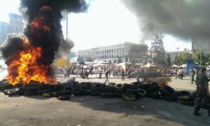 На Майдані біля Будинку профспілок комунальники розбирають барикади