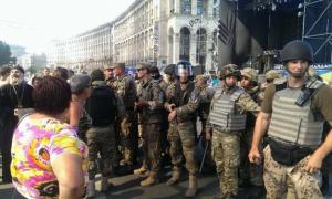 На Майдані продовжують розбирати барикади, горять шини