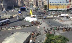 На Майдані стихли сутички, комунальники розбирають барикади