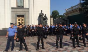 Мітингувальники під Радою вимагають люстрації, парламент охороняють озброєні силовики