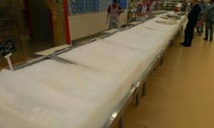 Росія після санкцій: продукти дорожчають, полиці в магазинах пусті