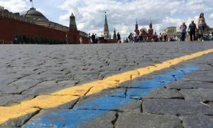 На Красній площі у Москві бруківку розмалювали в жовто-блакитний колір