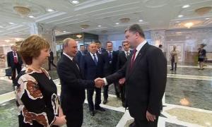 Порошенко і Путін обмінялися рукостисканням перед переговорами у Мінську (відео)