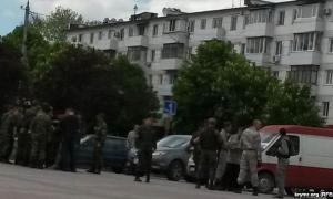 Кримська «самооборона» ледь не побилася під час протесту через невиплату зарплати (відео)