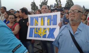 «Маріуполь — це Україна!»: Тисячі маріупольців протестували проти путінської агресії