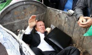 Активісти під Радою вкинули нардепа Журавського у смітник