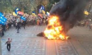 Учора Рада, налякана діями мітингарів, таки прийняла закон про люстрацію