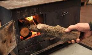 Українців закликають переходити «на дрова», а опалювальний сезон скорочують