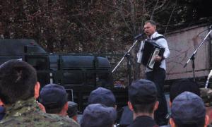 Скрипка влаштував концерт для нацгвардійців на кузові вантажівки