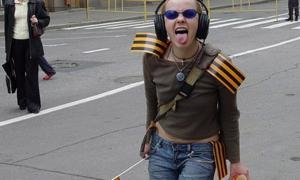 Білоруські активісти чистять вулиці від георгіївських стрічок та прапорів Росії