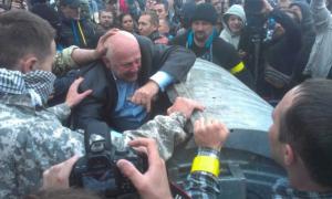 Смітниковий флешмоб триває: активісти вкинули у контейнер рівненського «Царя»