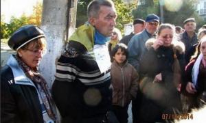 На Донеччині бойовики прив’язали до «стовпа ганьби» чоловіка з українським прапором