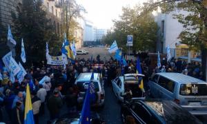 На Банковій відбувається кілька мітингів, активісти палять шини