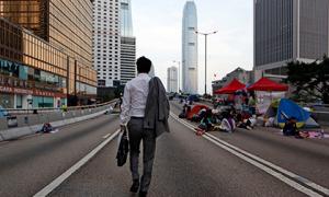 У Гонконгу поліція почала розбирати барикади мітингувальників