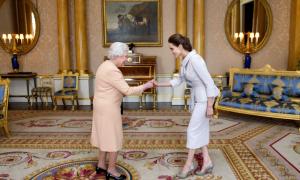 Анджеліна Джолі отримала почесний титул з рук британської королеви