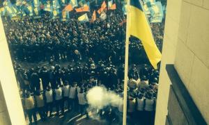 Під Радою прихильники ОУН-УПА кидають шумові гранати