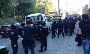 Міліція затримала провокаторів, які кидали «коктейлі Молотова» у будівлю парламенту