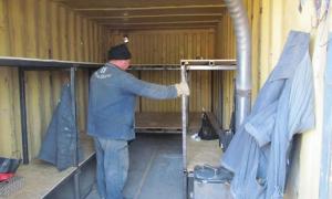 Маріупольці побудували для українських військових 50 пересувних помешкань