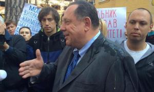 Скандального ректора-втікача після суду «пригостили» яйцями