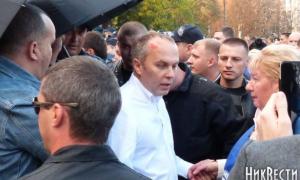 Шуфрича у Миколаєві закидали яйцями (відео)