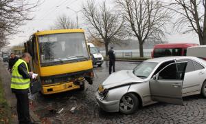 У Тернополі Мерседес зіткнувся з двома маршрутками