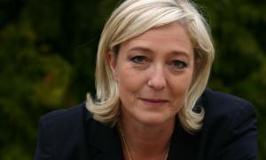 У Франції на авто лідерки прихильників Путіна напали й закидали його камінням