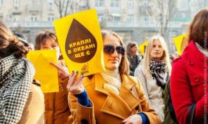 Кияни вимагають вберегти спалений «Жовтень» від рейдерів