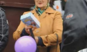 У Луганську виборці танцювали за їжу (відео)