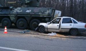 На Харківщині в аварії загинули дві людини: автомобіль врізався у БТР