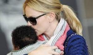 Шарліз Терон звинуватили в жорстокому поводженні з прийомним сином