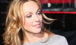 Альбіна Джанабаєва вийшла на люди після пологів