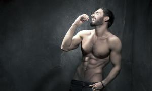 Козловський розповів, як накачав кубики на животі