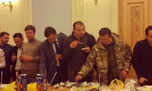 Підписання коаліції депутати святкували варениками і тістечками