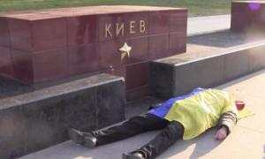 Росіянам під Кремлем пропонували сьорбнути української крові (відео)