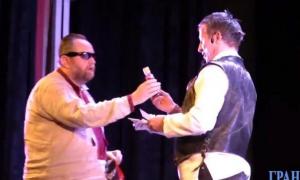 Активіст презентував Охлобистіну пляшку україно-російської крові (відео)