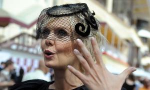 Валерія з плакатом SaveOurMoney взялася рятувати російський рубль