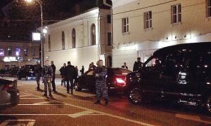 Кабаєву, яка вночі пила каву в центрі Москви, охороняла рота автоматників (фото)