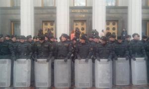 Під парламентом пікетують 2 тисячі людей