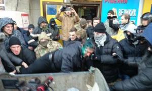 У Харкові активісти «люстрували» депутата у смітнику