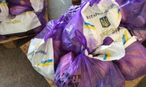 До Краматорська привезли 20 вантажівок з ялинками та продуктами