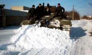 Українські військові допомагають протистояти сніговій стихії