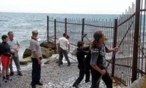 У Криму знову зносять пляжні паркани