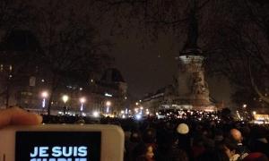 30 тисяч парижан вийшли на головну площу, протестуючи проти терору