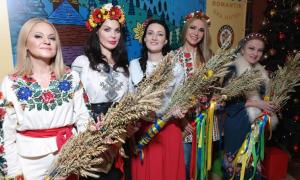 Зірки заспівали колядки, приготували кутю та помолилися за мир