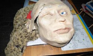 Росіянка розбила голову маски Путіна на мітингу в Празі