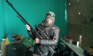 «Кіборги» показали російську гвинтівку, яку вони відібрали у терористів