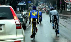 Окупованим Кримом їздять велогонщики з тризубами (фото)